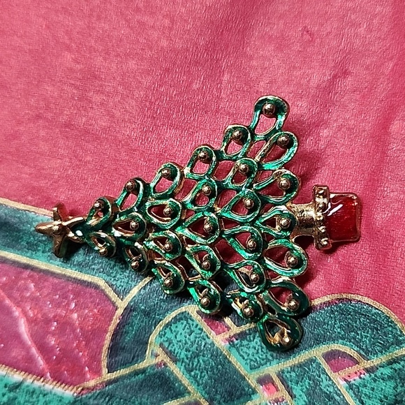 Vintage Gold Tone Christmas Tree Green & Red Enamel Pin Brooch - Picture 2 of 3